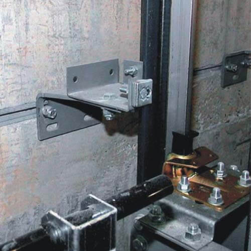 Elevator shaft: fixed guide rail